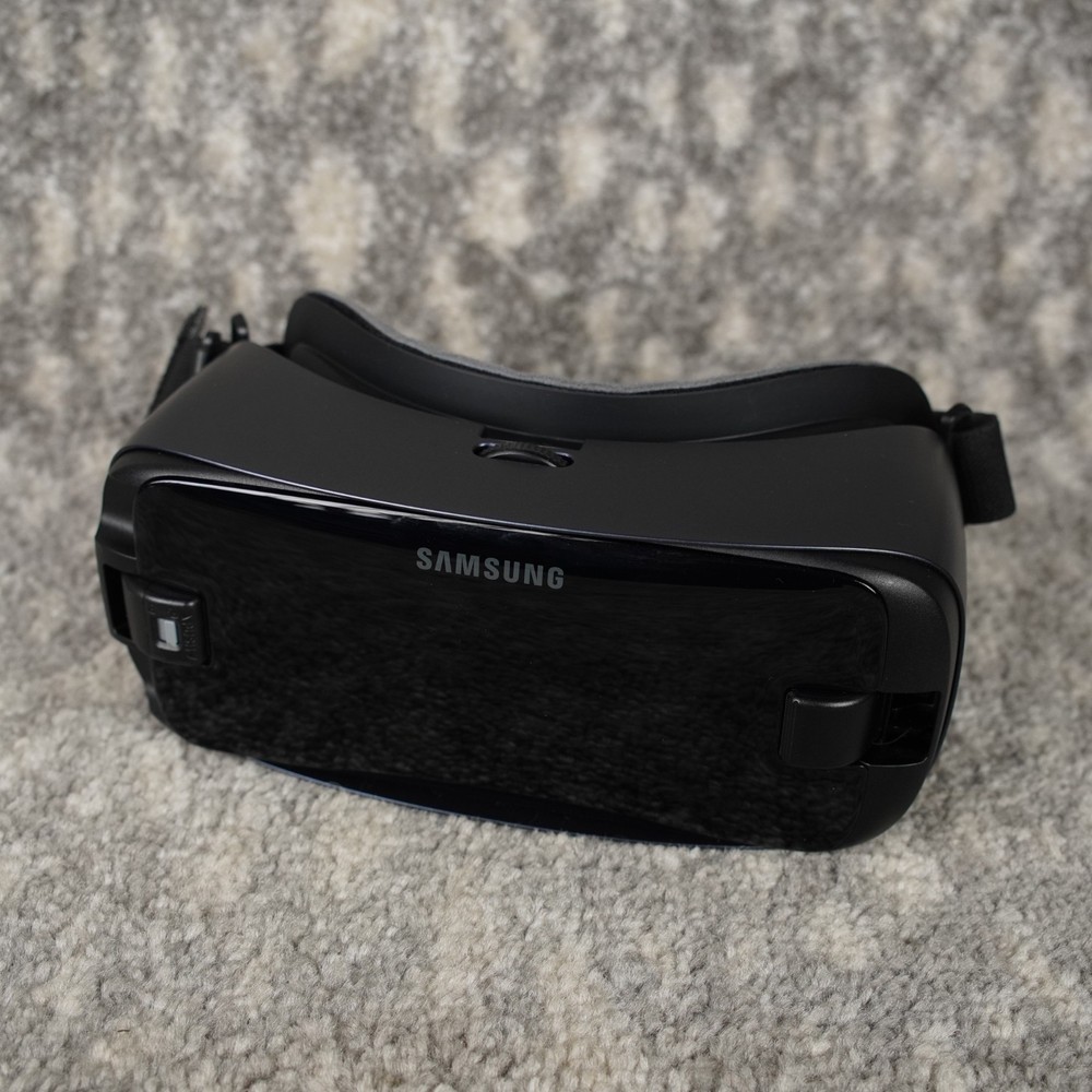 Samsung Gear VR SM-R324 With Controller VR Powered By Oculus