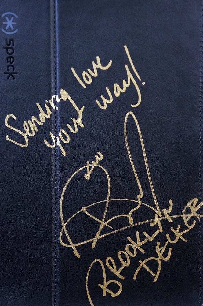 UNIQUE autographed by Brooklyn Decker / StyleFolio
