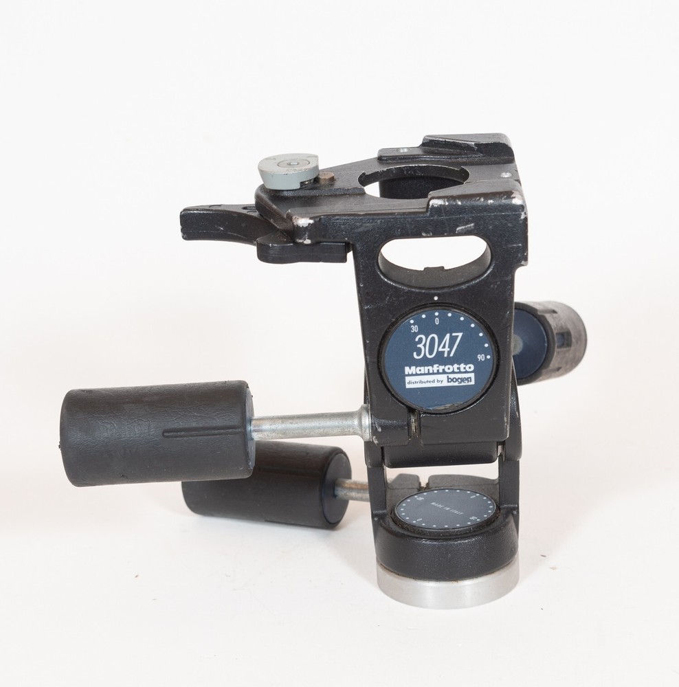 Manfrotto 3047 tripod head with 2 plates