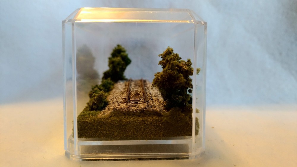Z SCALE MINI DISPLAY CASE - GREAT FOR A Z SCALE LOCO OR CAR