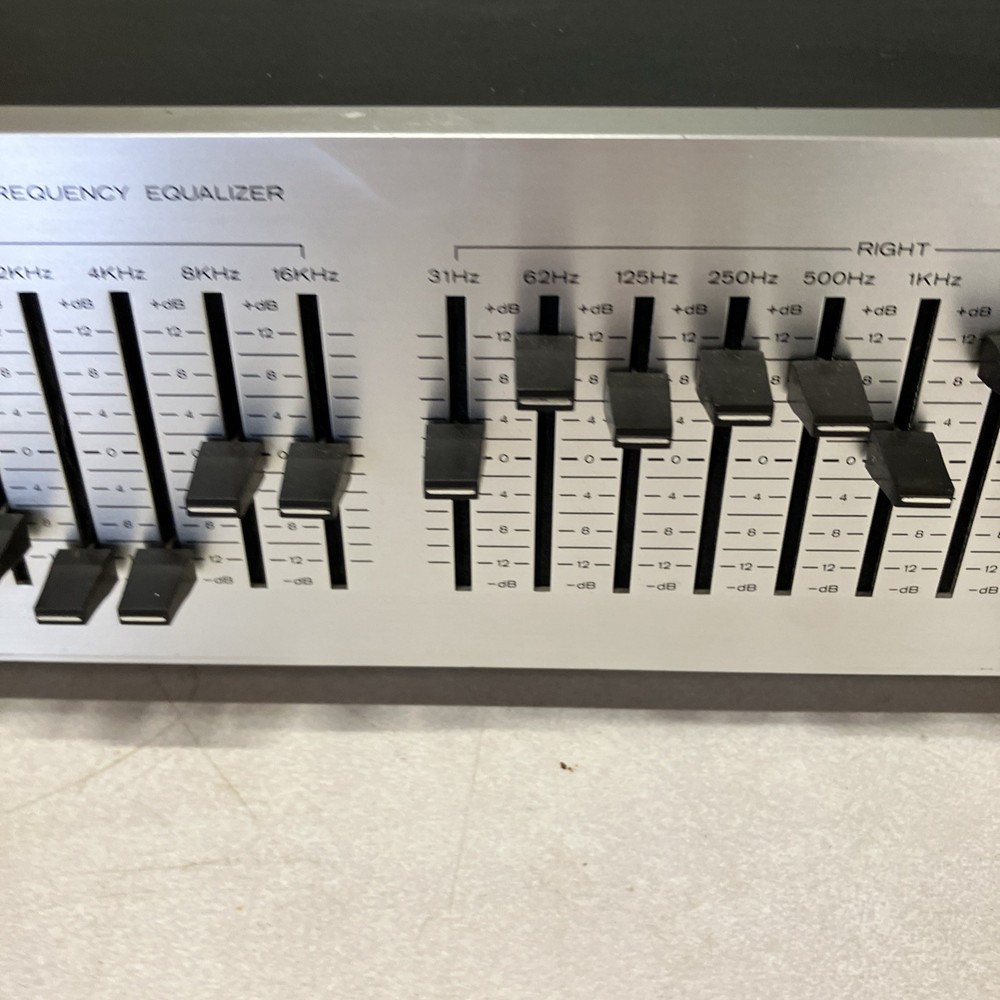Realistic 31-2000A Stereo Graphic Equalizer Front Panel Silver Faceplate Tested