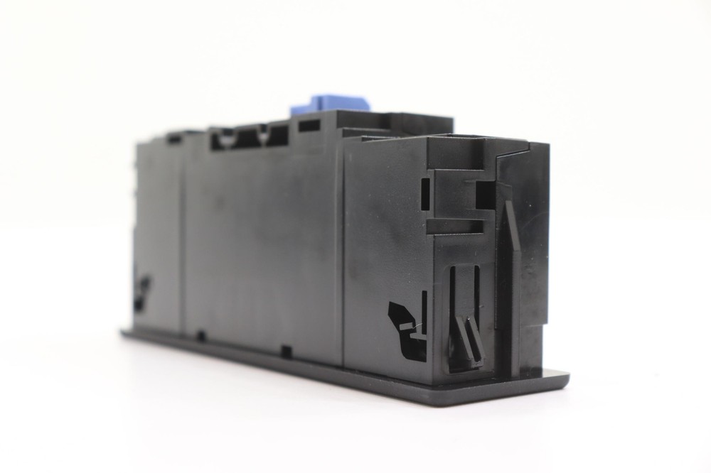 2015 - 2019 MERCEDES C300 W205 USB REPEATER SOCKET CONTROL MODULE OEM