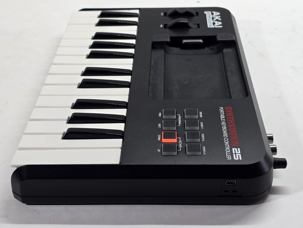 Akai professional synthstation 25 portable keyboard controller(Tested/Working)