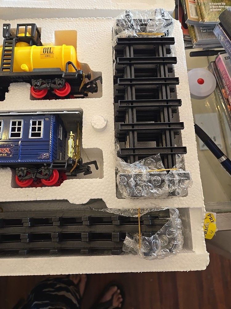 TRADITIONAL EASTERN EXPRESS BATTERY OPERATED MODEL TRAIN & TRACKS SET