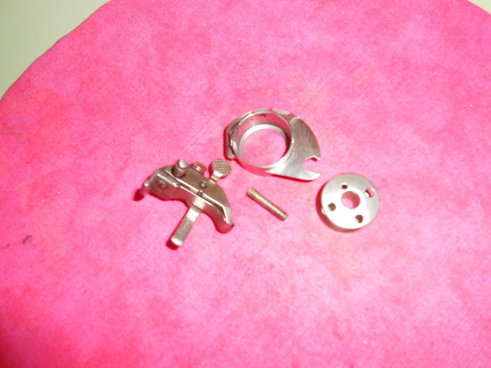 0RIGINAL Singer Sewing Machine 66 Bobbin Case 32590 & Bobbin Ejector and Bobbin