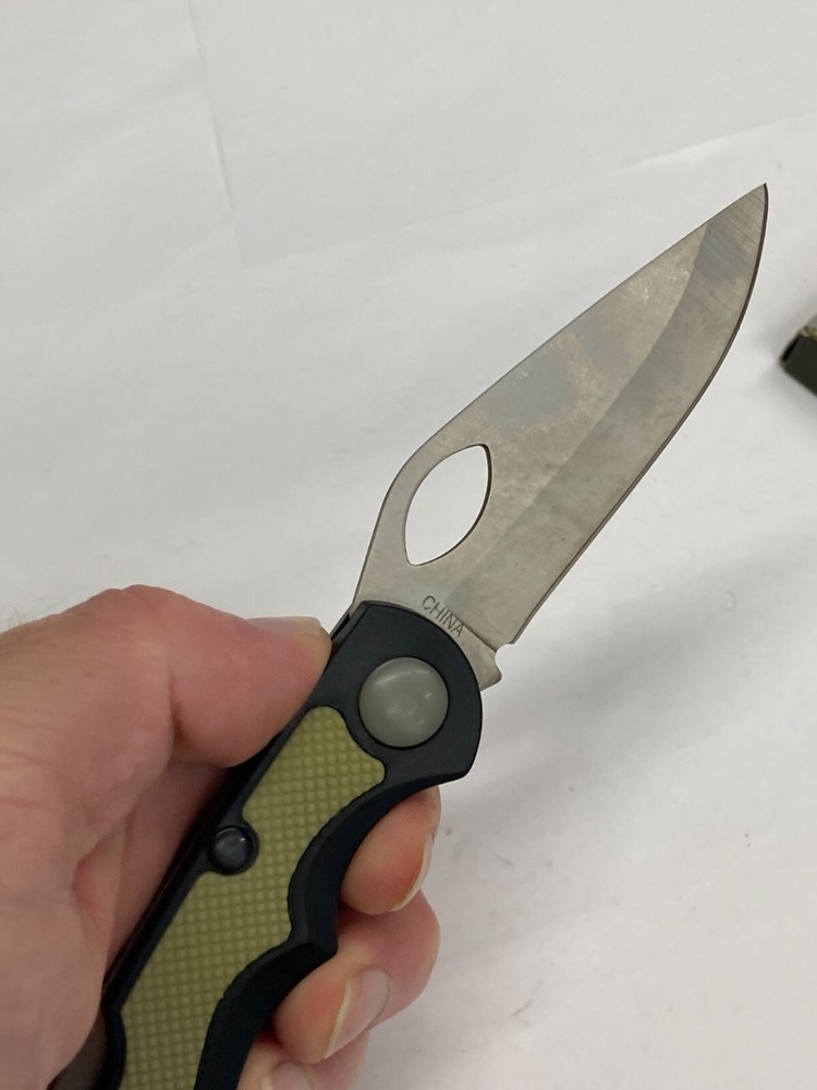 Gray Folding Lockback Knife w/Plain Blade, Thumb Hole C-370GY