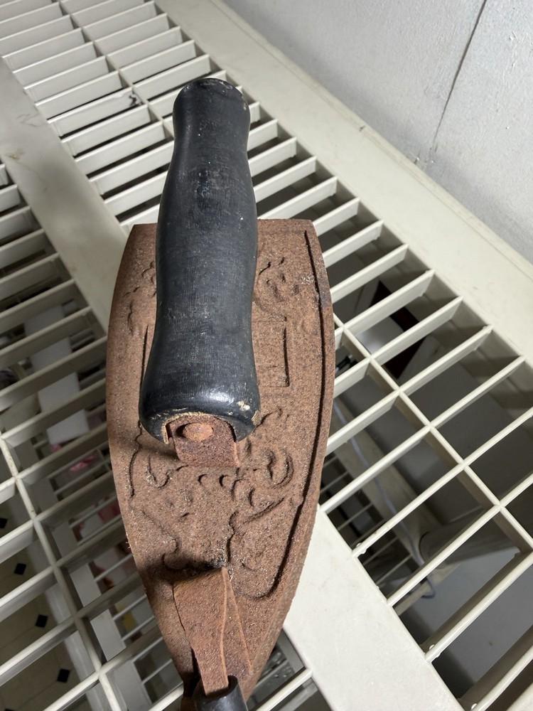 Antique Cast-Iron Charcoal Iron ￼