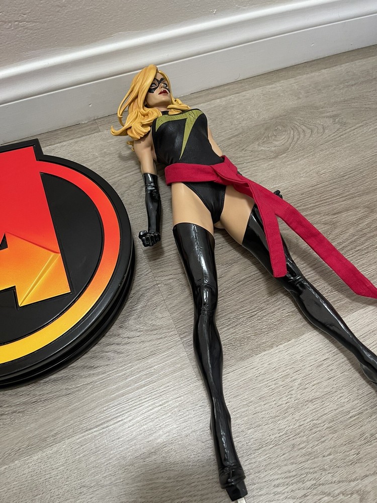 Sideshow Collectibles Exclusive Ms Marvel Premium Format Statue Marvel (READ)