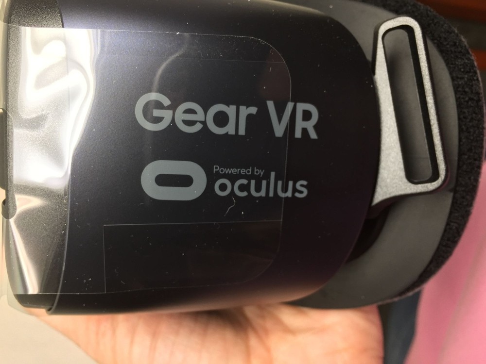 Samsung Gear VR Headset - Powered by Oculus