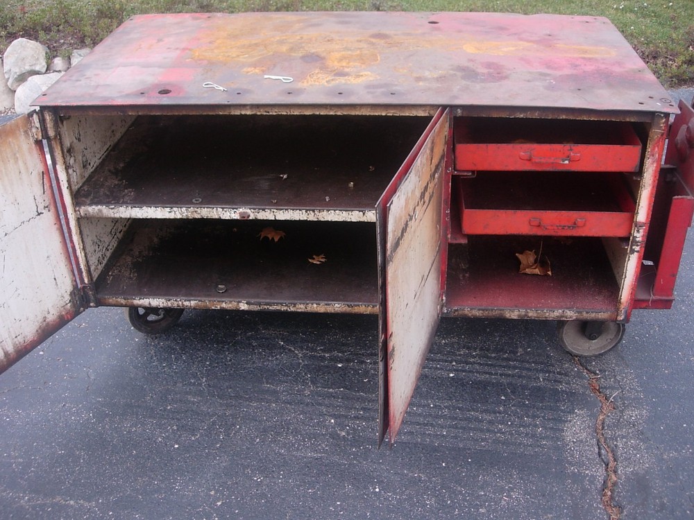 ROLLING WORKBENCH WITH ELECTRICAL CONDUIT BENDER - USED