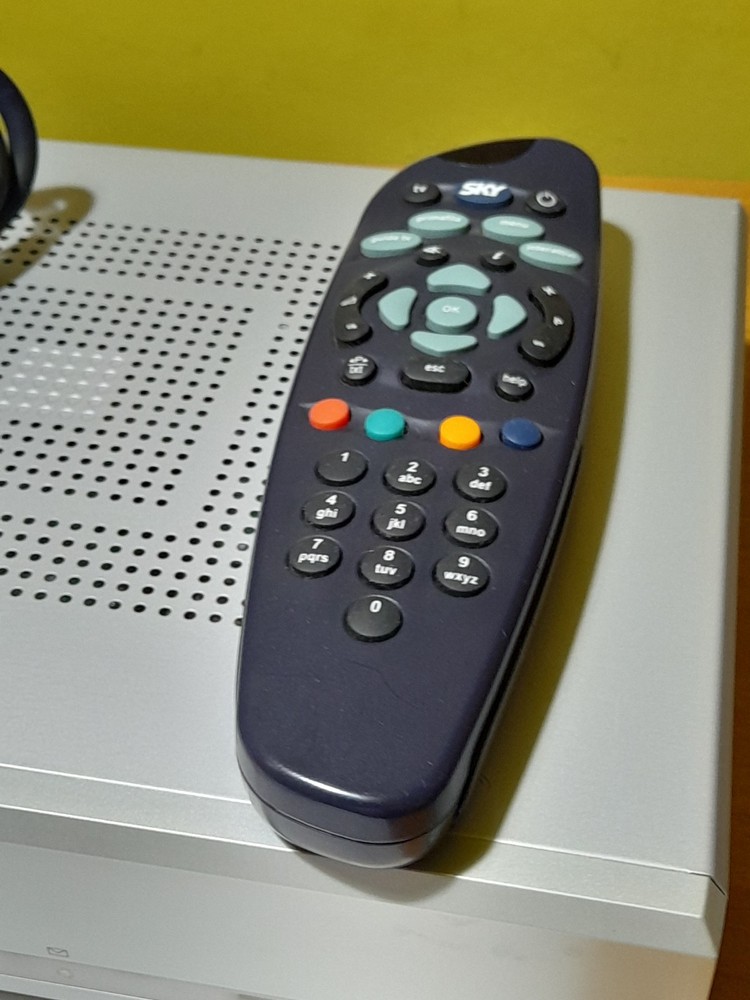 SKY DIGITAL DECODER MODEL DS432NS