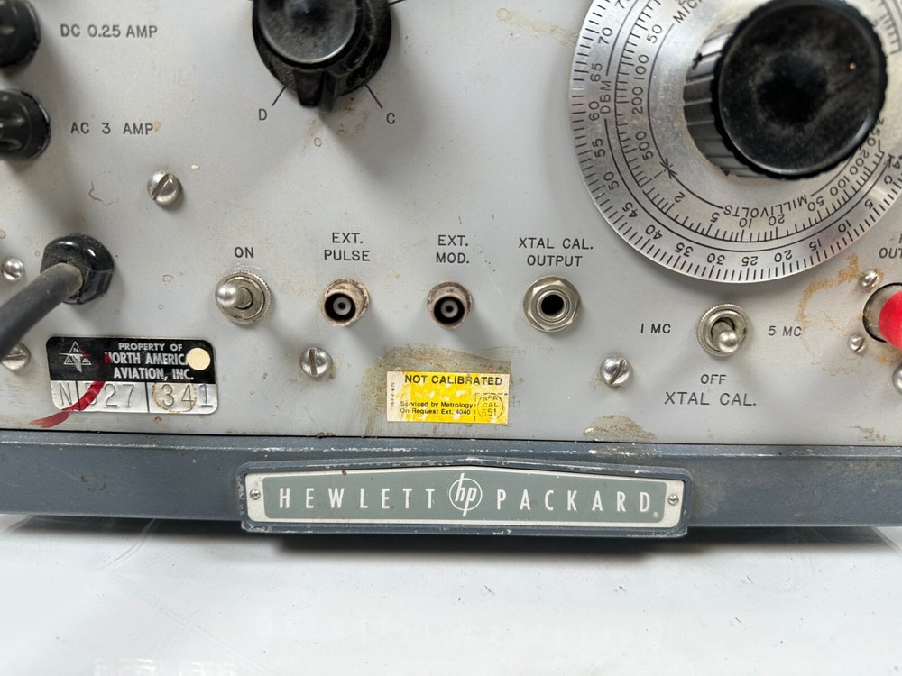 Vintage HP 608D - VHF Signal Generator - Powers on - MINIMAL TESTING