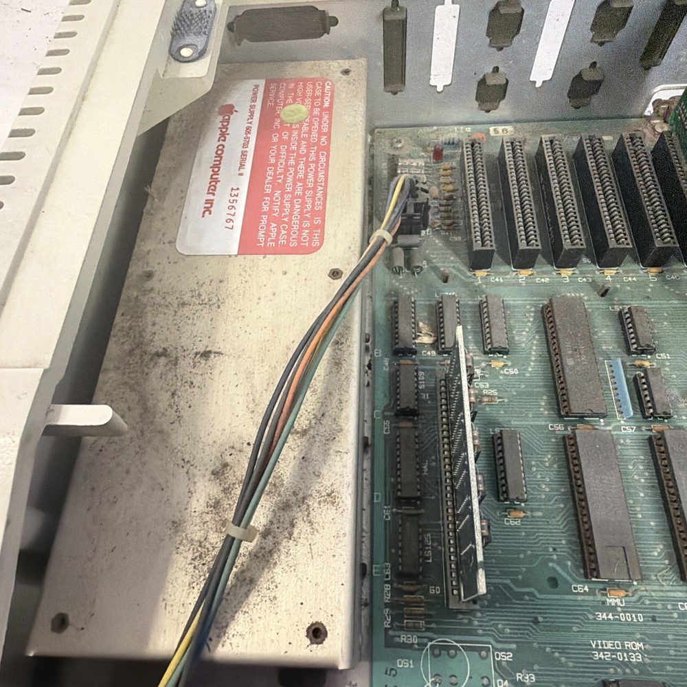 Apple IIe A2S2064 Computer For Parts Only