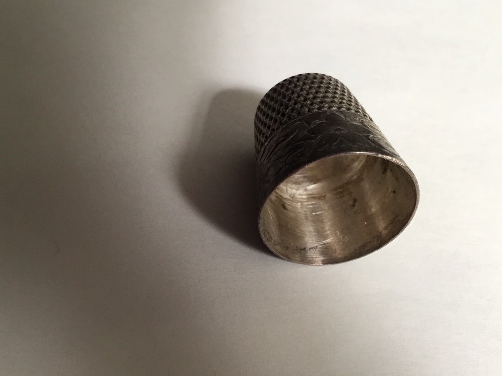 VINTAGE STERLING SILVER THIMBLE WEBSTER 12 FLOWER BORDER