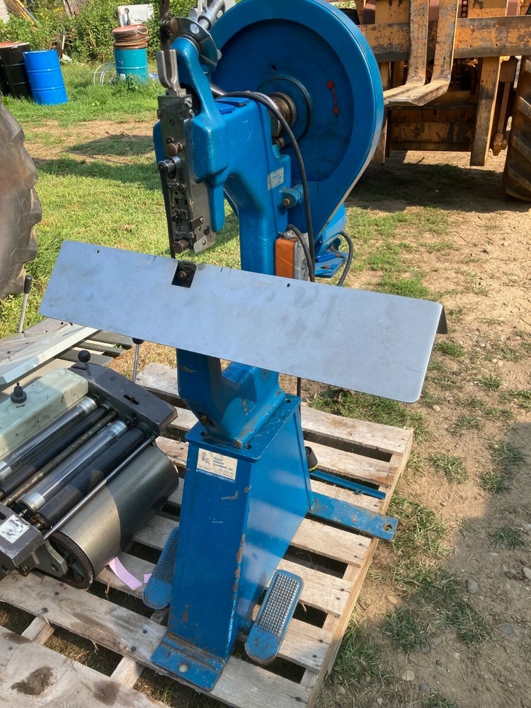 INTERLAKE STAPLER BINDER  nice condition