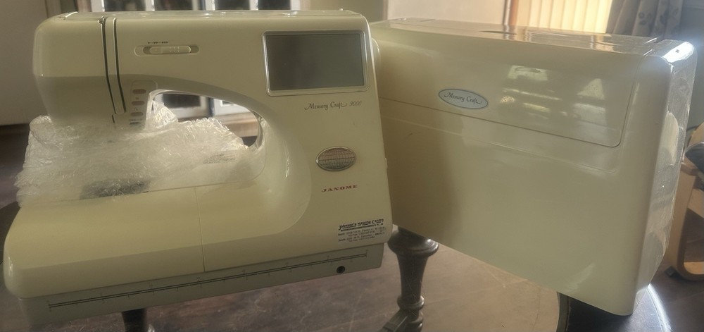 Janome Memory Craft 9000 Computerized Sewing/Embroidery Machine w/ Accessories