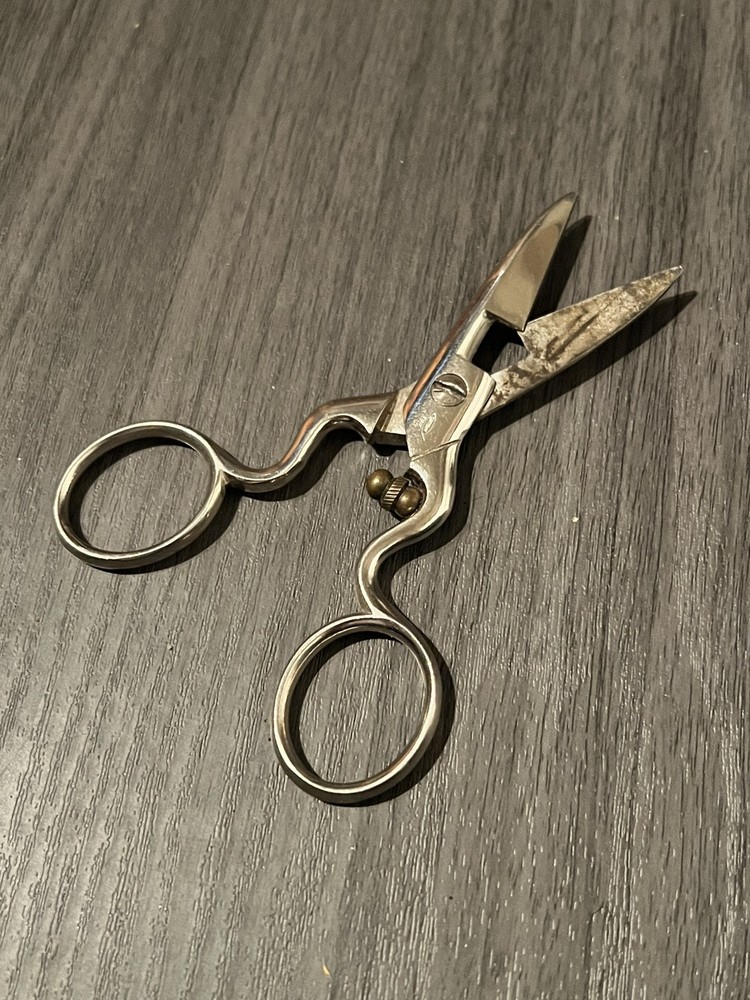 Vintage Sammann Italy 4 1/2” Button Hole Scissors