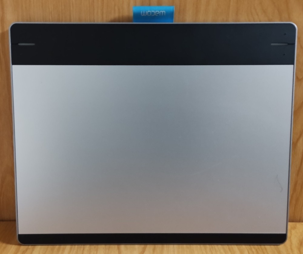 Wacom CTH-680 Intuos Medium Creative Pen & Touch Tablet 3 piece set