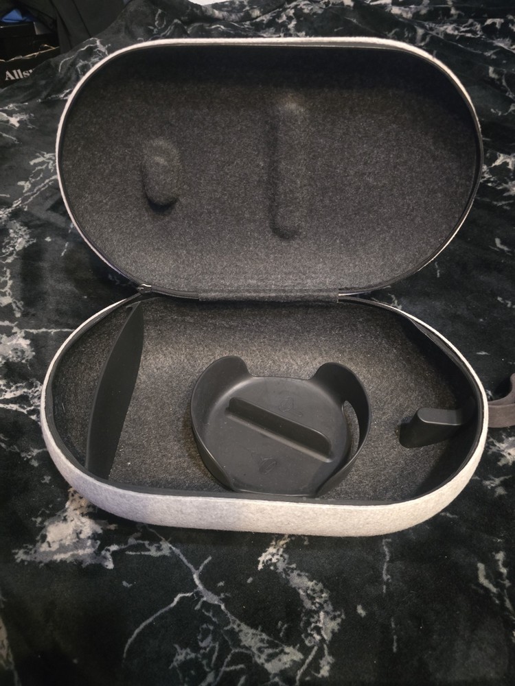 Meta Quest 2 Carrying Case Used