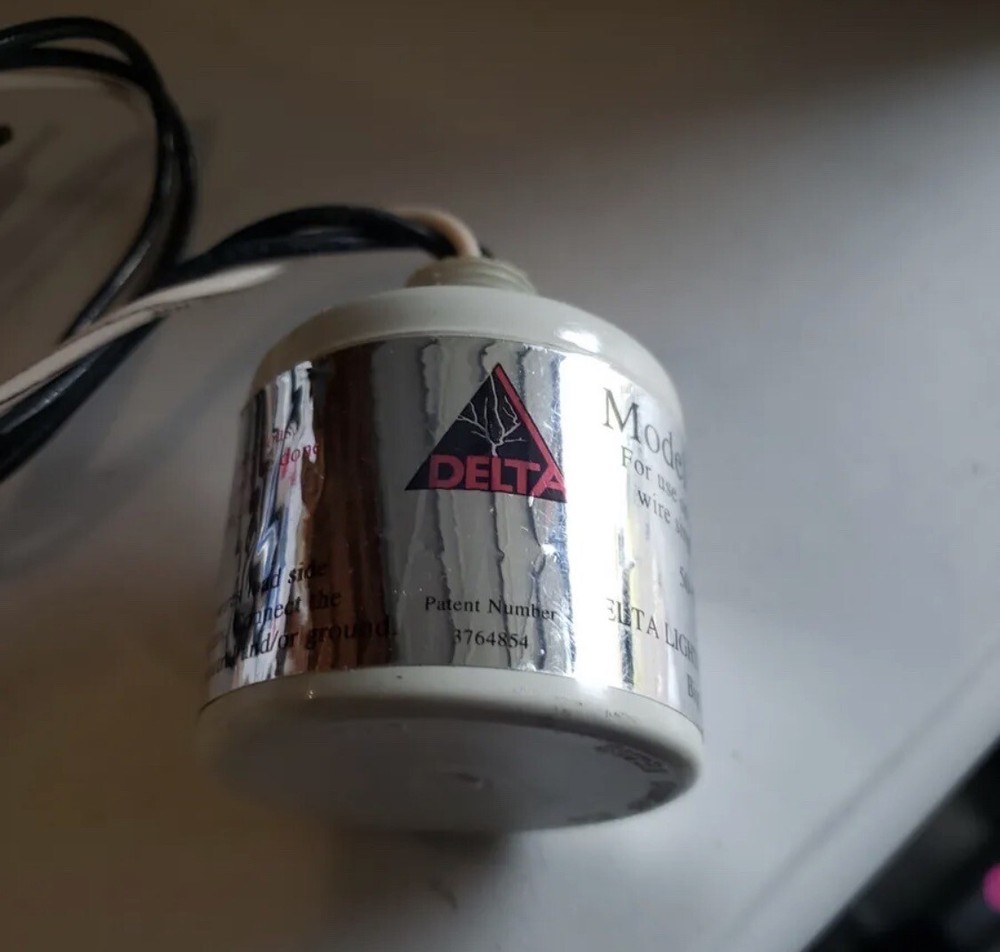 LA 302-R DELTA LIGHTNING SINGLE PHASE 3 WIRE 125-250 VOLT