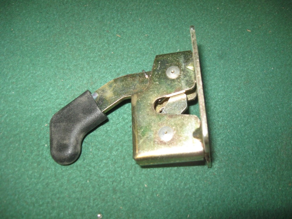 NEW OEM JOHN DEERE DOZER FRONT ENGINE COMPARTMENT DOOR LATCH AT277379 MODELS BEL