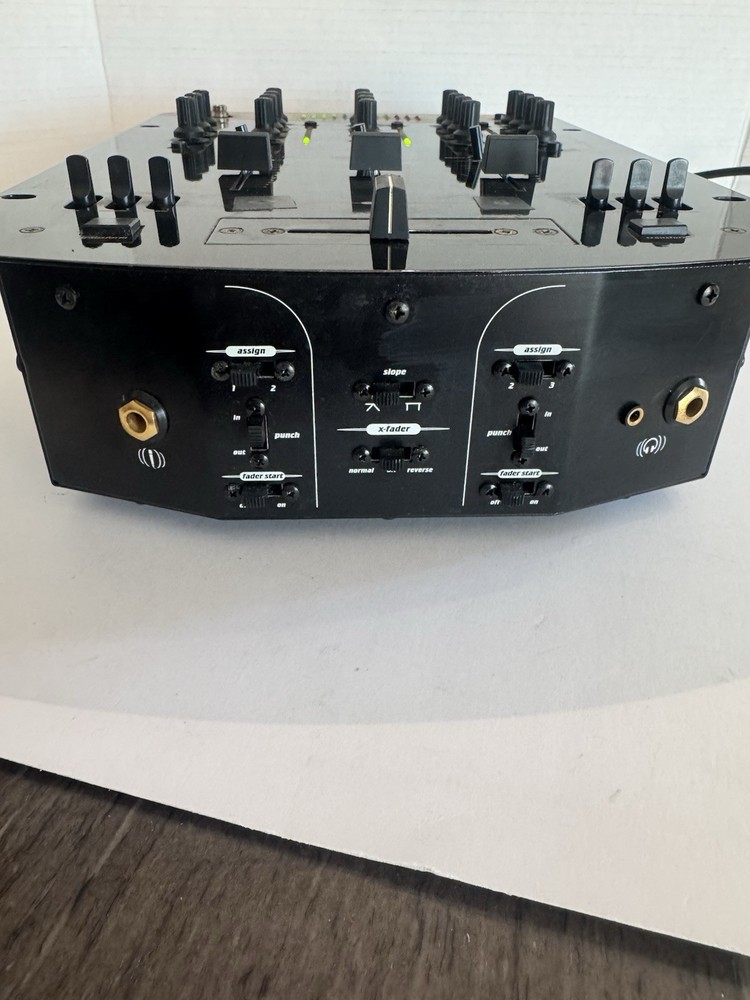 Numark DM3002X Professional DJ Mixer Working