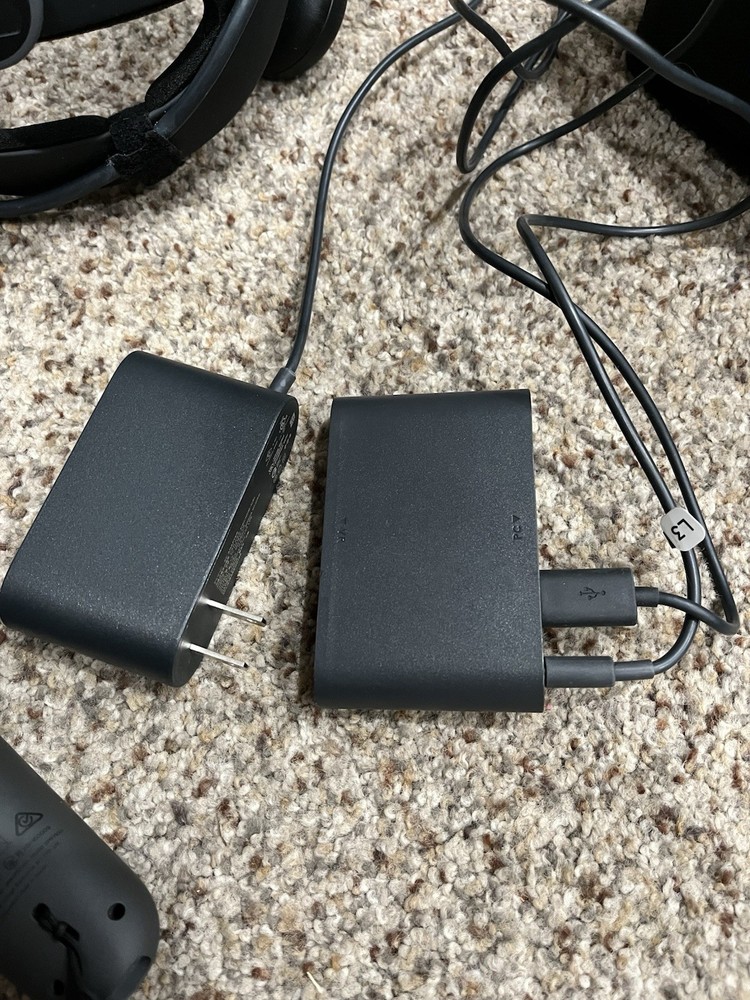 HTC Vive VR Headset + 2 Controllers + Hyperkin Hard Case - Good Condition!