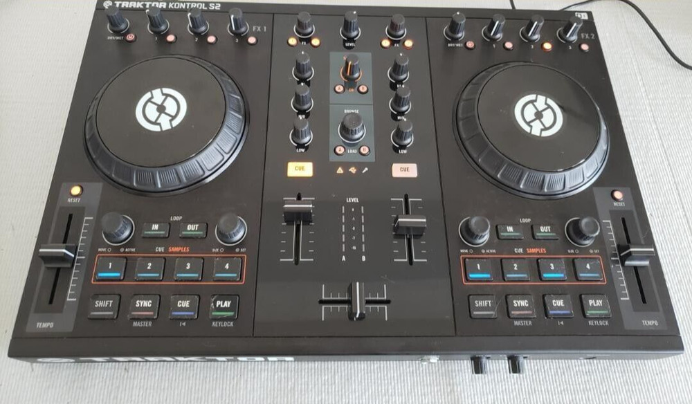 Native InstrumentsTraktor kontrol s2 DJ Controller