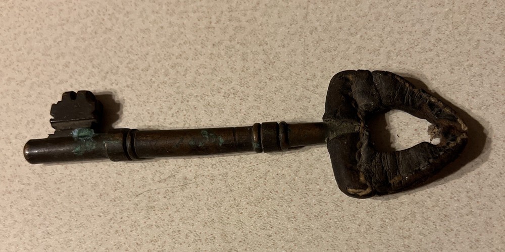 RARE ANTIQUE 5.5” BRASS WITH LEATHER COVER & MOVEABLE HANDLE SKELETON KEY