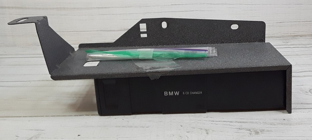 BMW 6 cd changer 82 11 1 469 404 with bracket