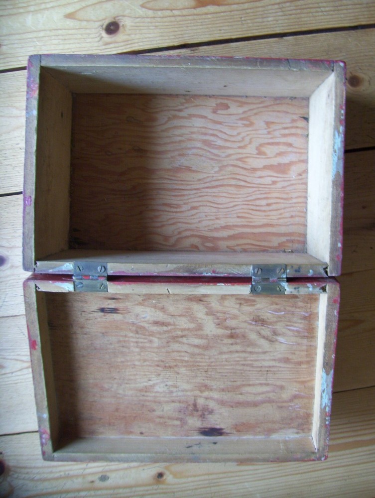 SMALL VINTAGE PAINTED PINE CHEST-BOX.