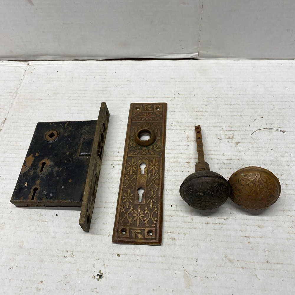 Antique Victorian Door Knobs  & Lock    Leaf Pattern  TP-02