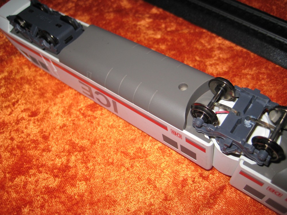 MODEL POWER # 2501 ICE ENGINE HO GAUGE 2 PIECES NOT WORKING....!