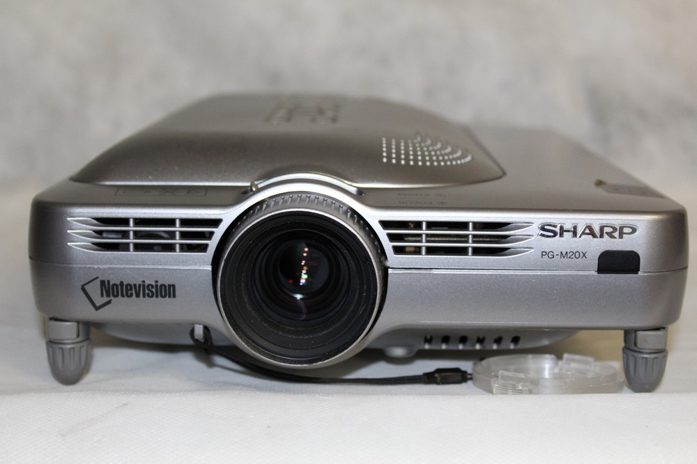 SHARP NOTEVISION M20X DIGITAL VIDEO PROJECTOR WITH REMOTE AND CARING CASE