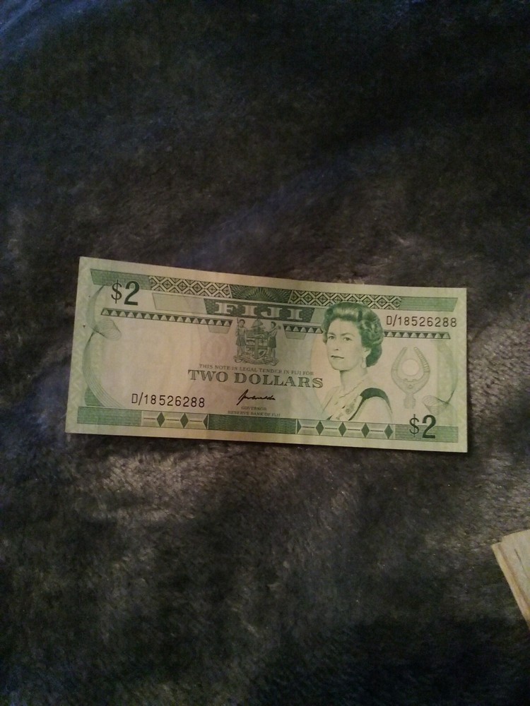FIJI TWO DOLLARS NOTE No. D/ 18526288 EXCELLENT CONDITION