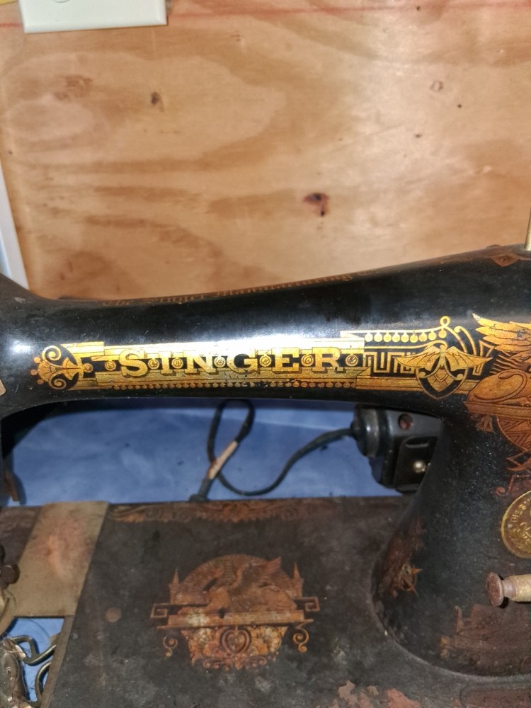 Old Singer Sewing Machine With Box