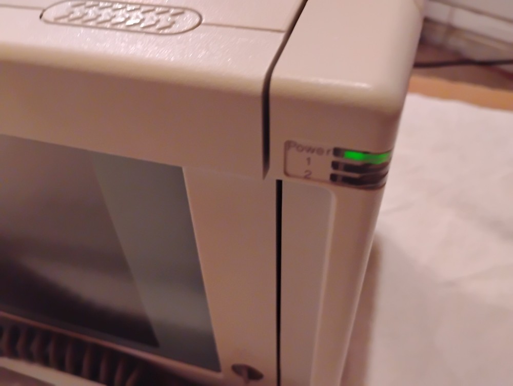 COMPAQ COMPUTER MODEL VINTAGE PORTABLE DESKTOP / Powers On- RARE!