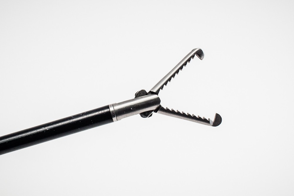 Laparoscopic OVARY traumatic grasper w/ locking handle 5mm x 22cm SHORT