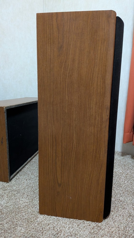 Technics Vintage Speaker Cabinets With Speaker Wire And Amplifier Receiver