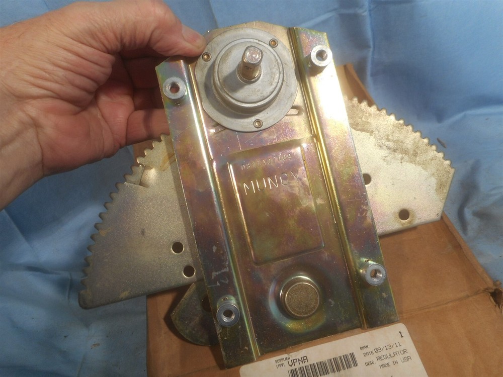 25191633 New OEM Mack Regulator, Front Right 48QS400A NOS