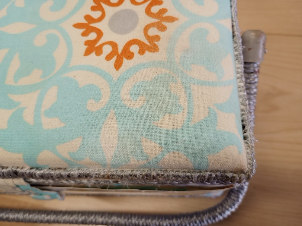 Sewing Basket Sewing Kit, Needles, Thread, Pins, Scissors New Read Description