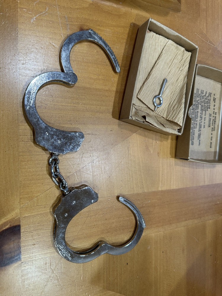 Peerless 4710 Chain Link Handcuff - Nickel Finish