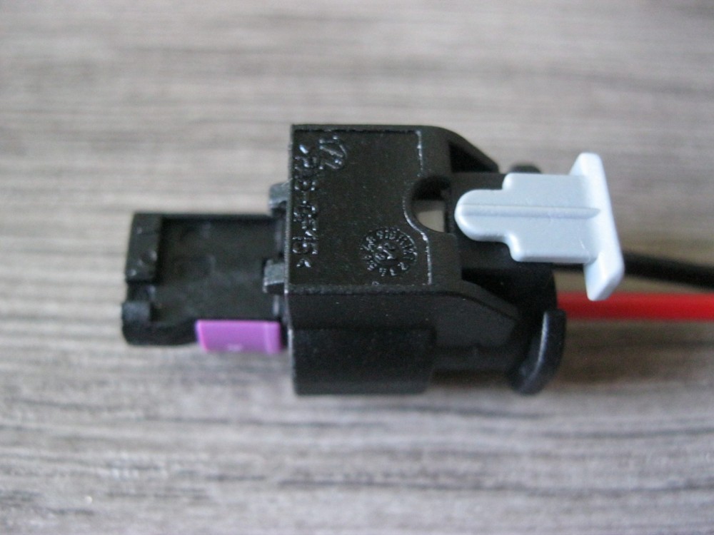 AUDI Battery Monitoring Module / Cable Connector Pigtail Plug Socket 4F0973702
