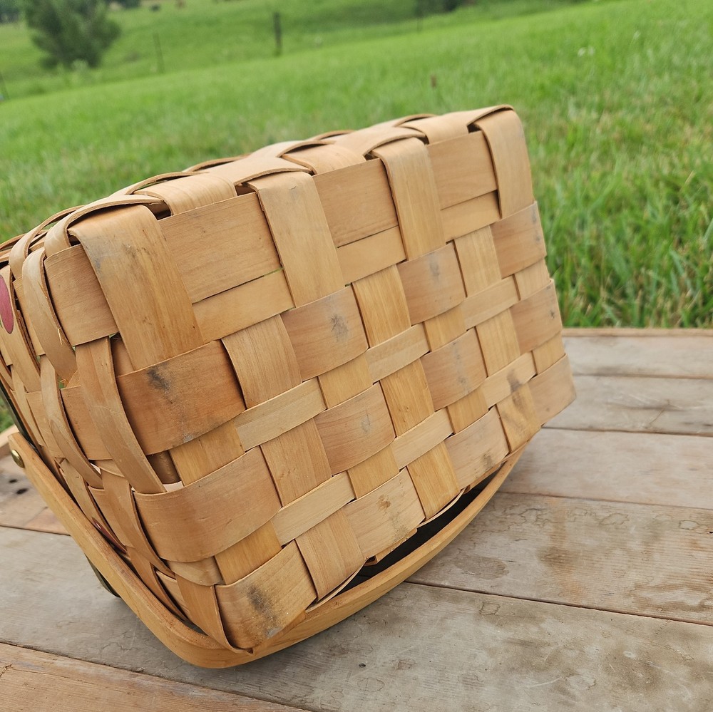 Wicker basket utensil caddy with handle apple decor