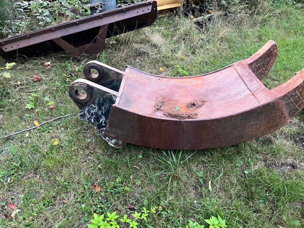 Demo grapple 225 cat excavator