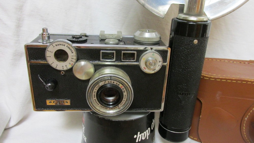 VINTAGE 1950s ARGUS C3 CAMERA w/ FLASH & BULB & CASE