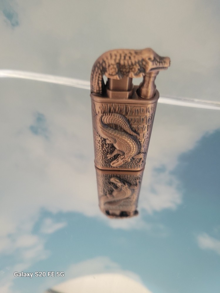 Alligator cigarette lighter