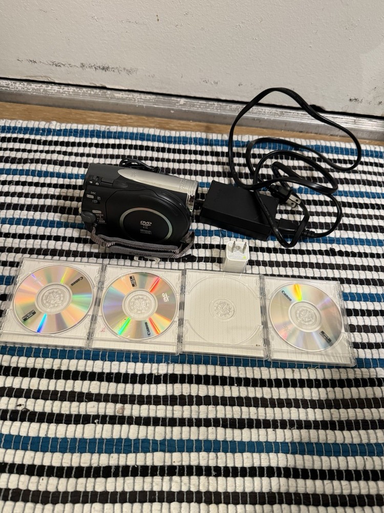 Canon DC410 MiniDV Camcorder Bundle