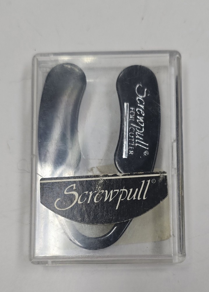 Le Creuset Srewpull Foil Cutter, Wine Accessory Black with case