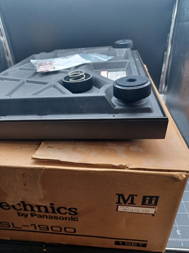 Technics SL-1900 . Original Box with Cabinet / Body